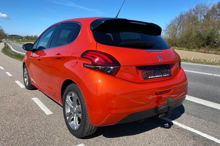 Orange Peugeot 208 fra 2017