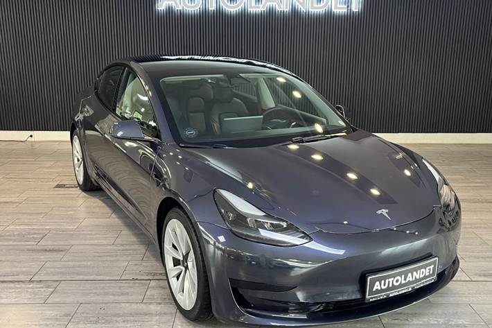 Grå Tesla Model 3 fra 2021