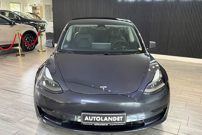 Grå Tesla Model 3 fra 2021