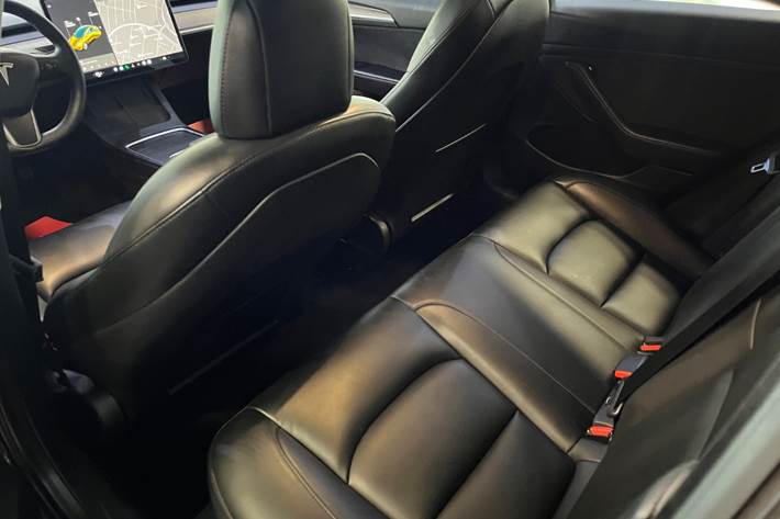 Grå Tesla Model 3 fra 2021