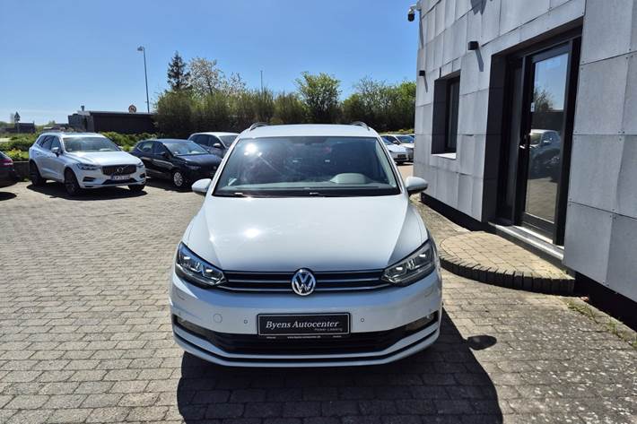 Hvid VW Touran fra 2020