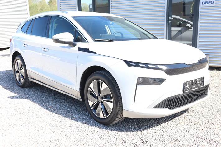 Hvid Skoda Enyaq fra 2026 set udefra