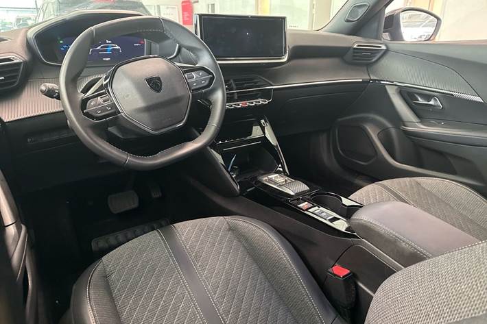 Grå Peugeot e-2008 fra 2025