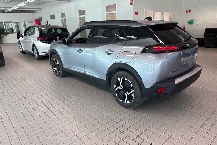 Grå Peugeot e-2008 fra 2025