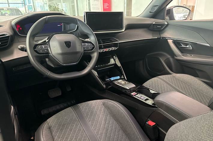 Grå Peugeot e-2008 fra 2025