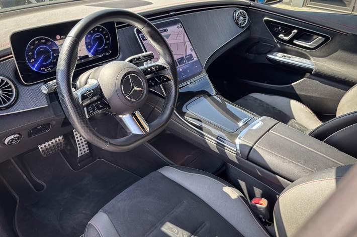 Grå Mercedes EQE350 fra 2024