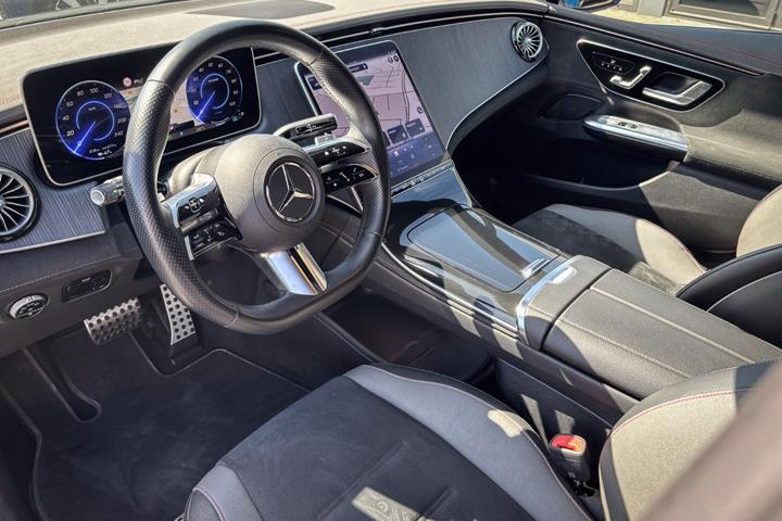 Grå Mercedes EQE350 fra 2024