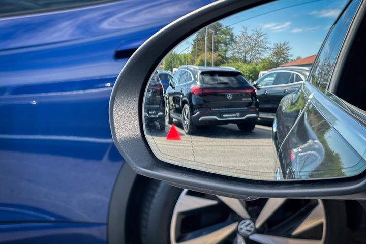 Grå Mercedes EQE350 fra 2024