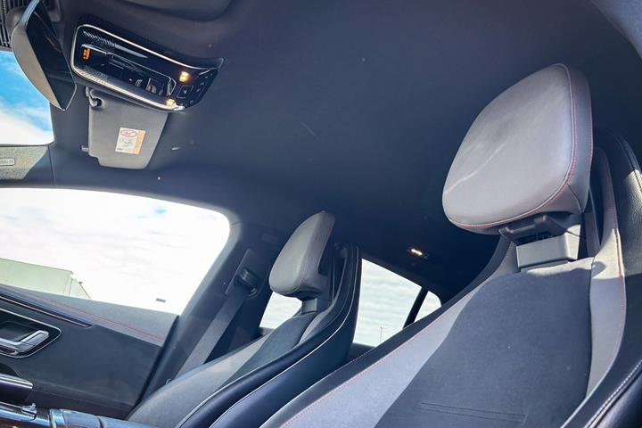 Grå Mercedes EQE350 fra 2024