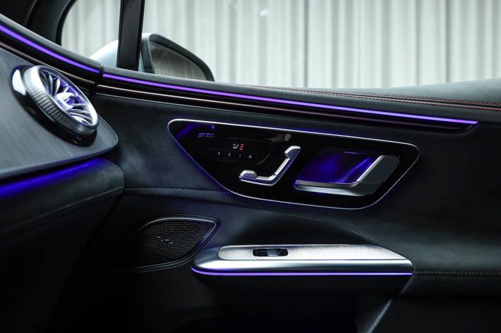 Sølv Mercedes EQE350 SUV fra 2025