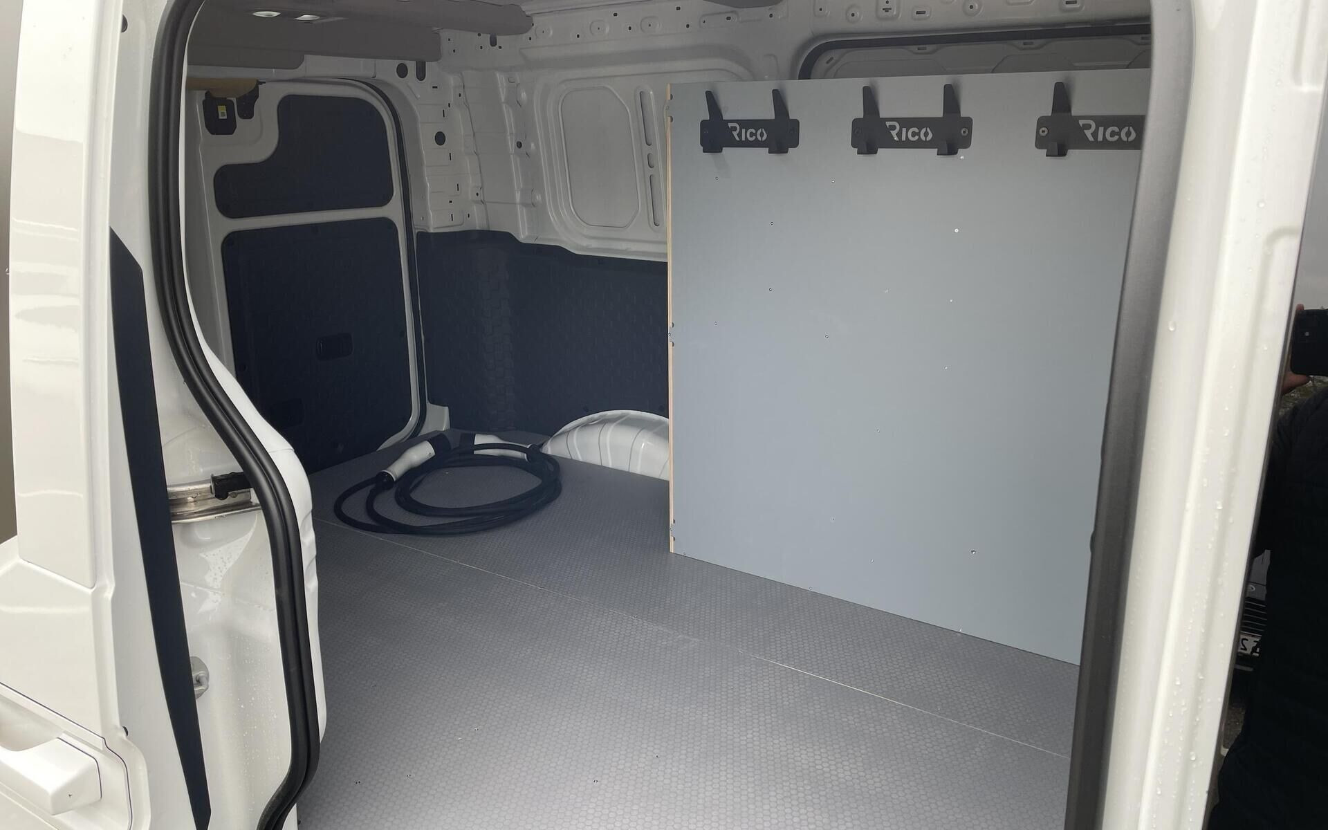 Hvid Kia PV5 Cargo fra 2026 set udefra