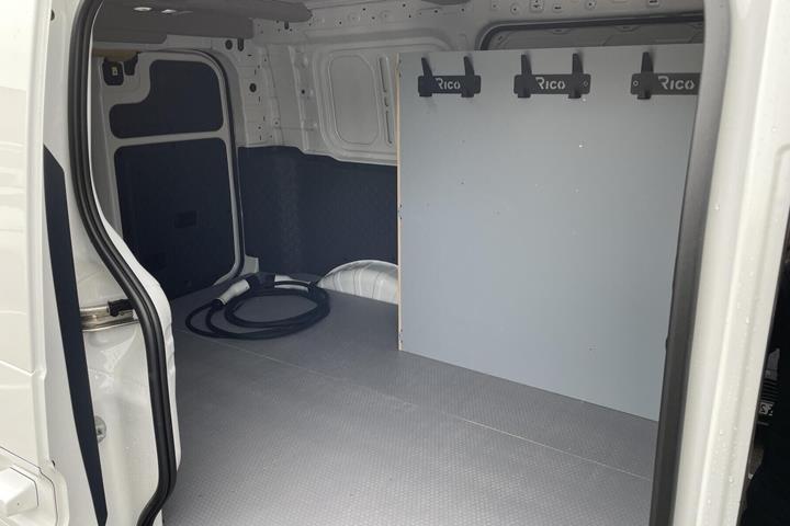 Hvid Kia PV5 Cargo fra 2026 set udefra