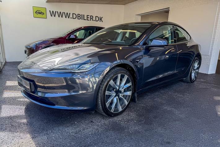 Grå Tesla Model 3 fra 2024