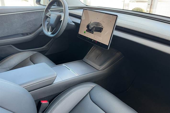 Grå Tesla Model 3 fra 2024
