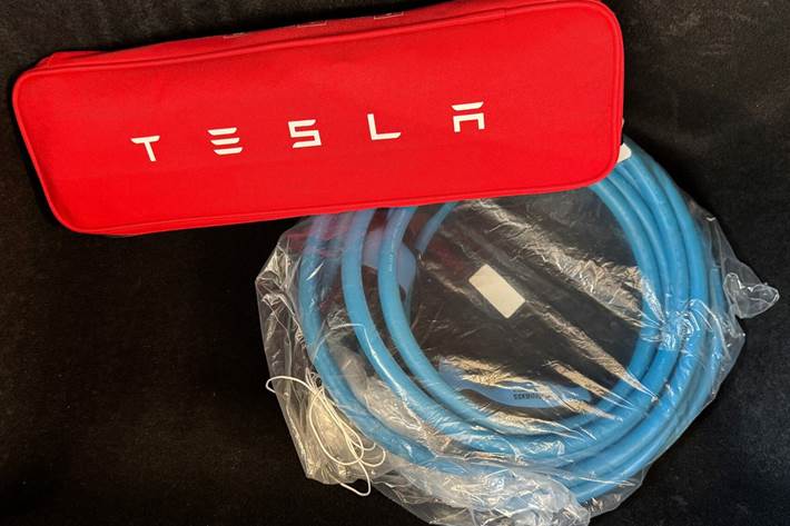 Grå Tesla Model 3 fra 2024