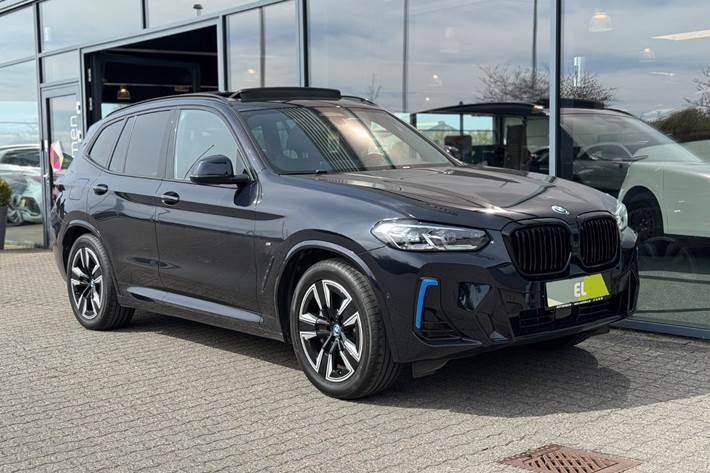 Blå BMW iX3 fra 2023