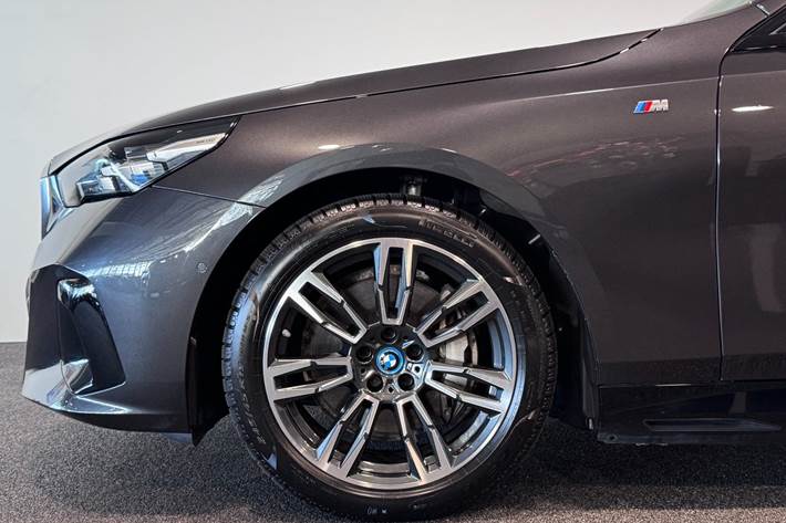 Grå BMW i5 fra 2024