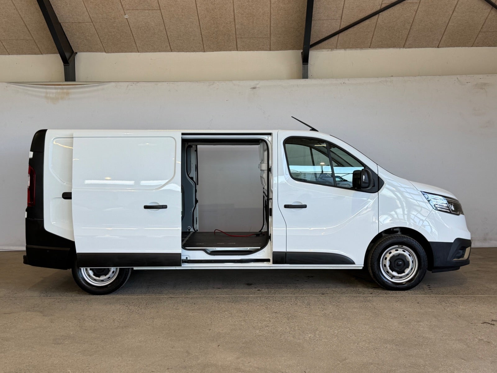 Hvid Renault Trafic fra 2022