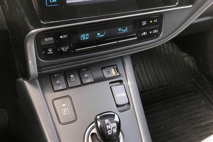 Grå Toyota Auris fra 2018