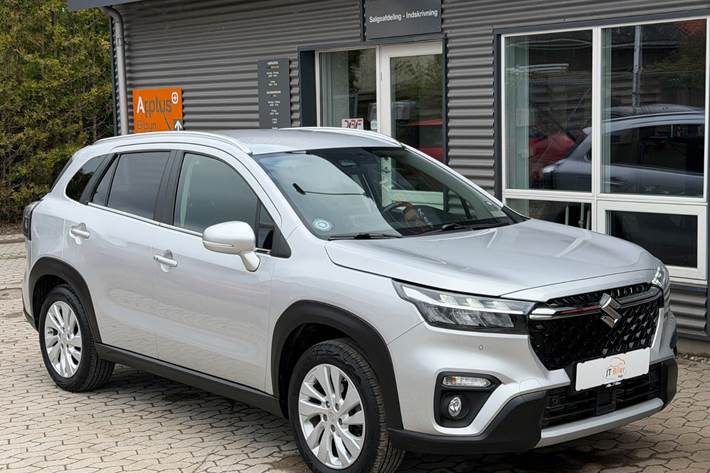 Sølv Suzuki S-Cross fra 2021 set udefra