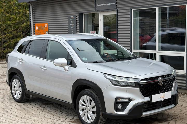 Sølv Suzuki S-Cross fra 2021 set udefra