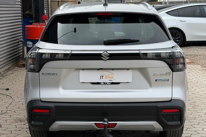 Sølv Suzuki S-Cross fra 2021