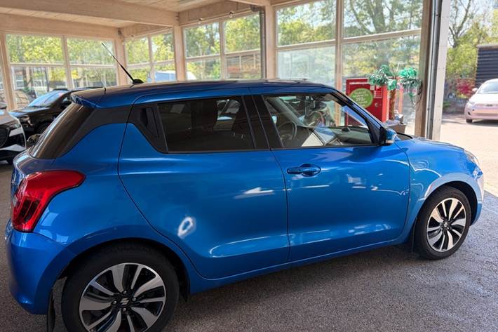 Blå Suzuki Swift fra 2017