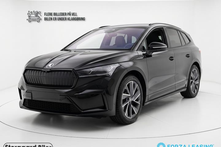 Sort Skoda Enyaq fra 2023 set udefra