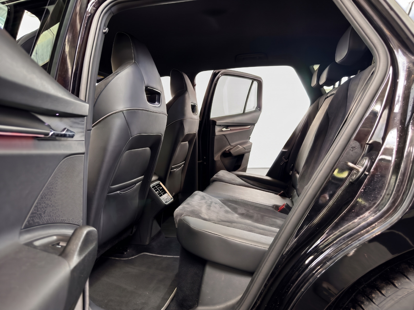 Sort Skoda Enyaq fra 2023