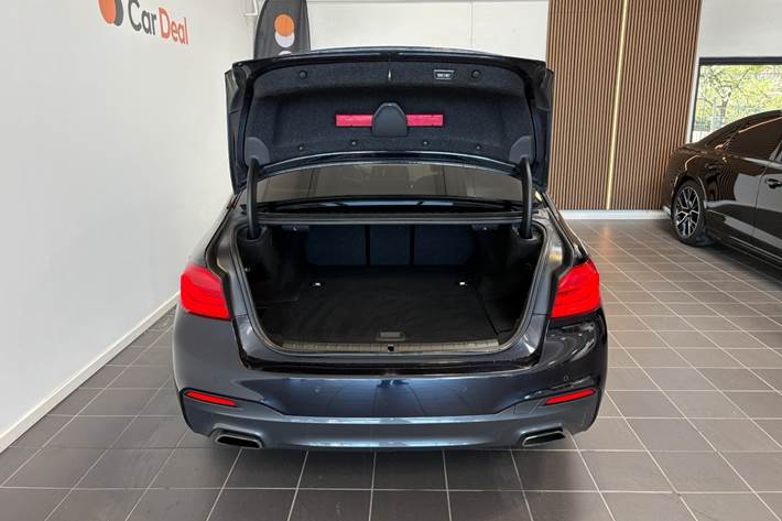 Grøn BMW 530e fra 2017