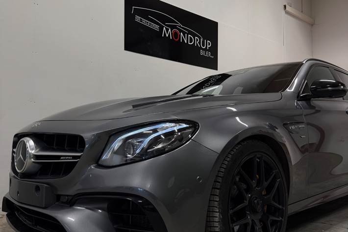 Grå Mercedes E63 fra 2018