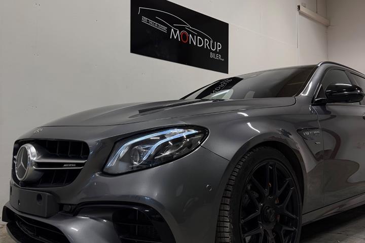 Grå Mercedes E63 fra 2018