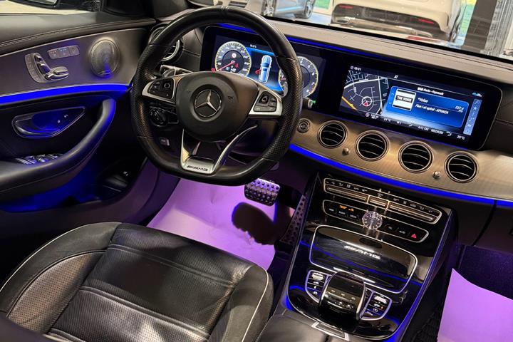 Grå Mercedes E63 fra 2018