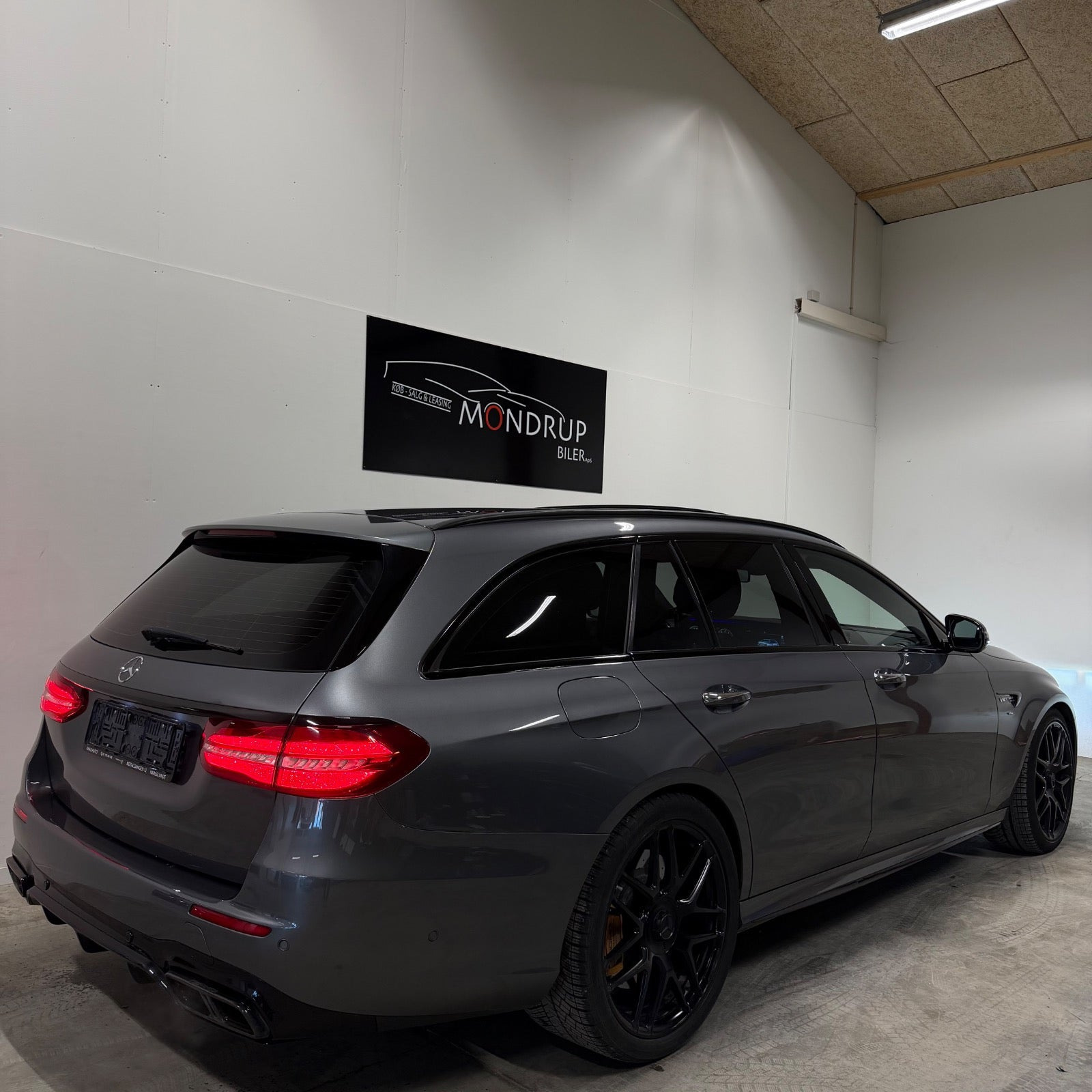 Grå Mercedes E63 fra 2018