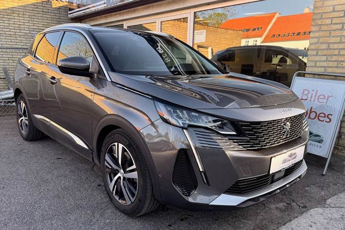 Grå Peugeot 3008 fra 2021