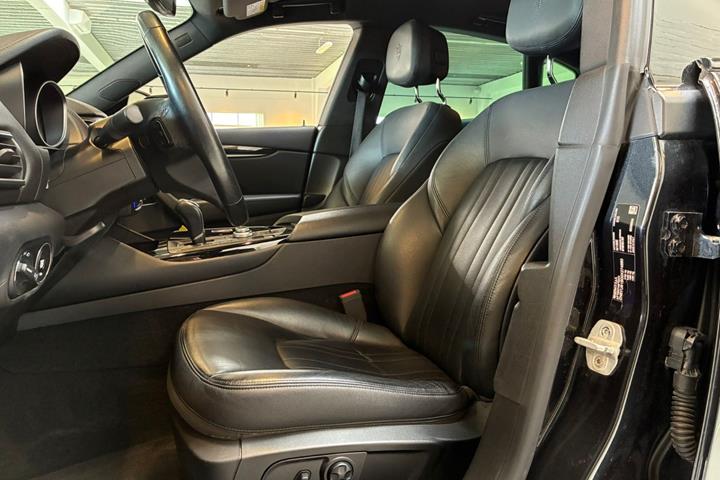 Sort Maserati Levante fra 2018