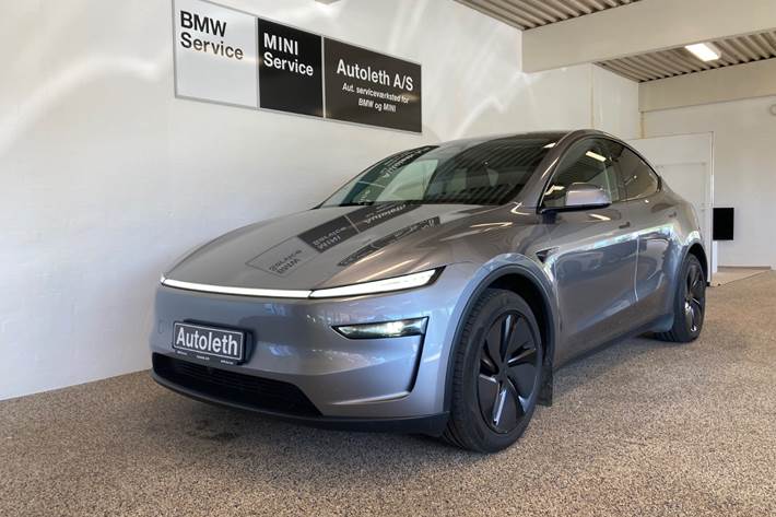 Grå Tesla Model Y fra 2025