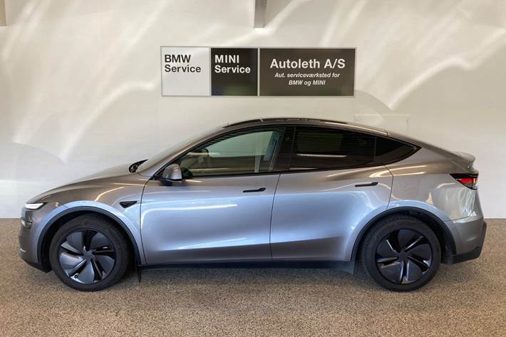 Grå Tesla Model Y fra 2025