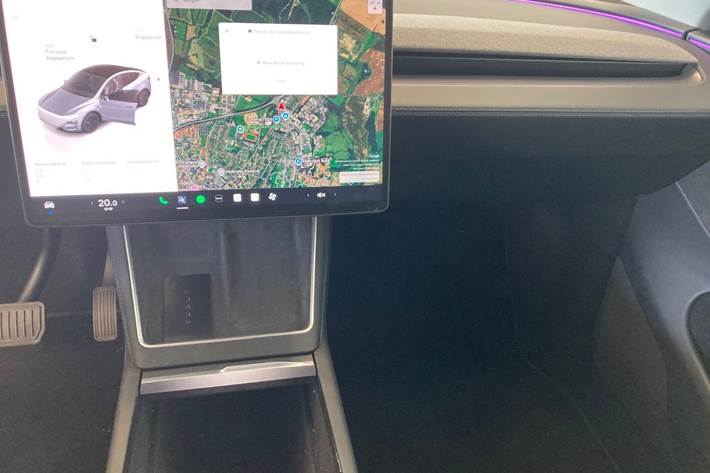 Grå Tesla Model Y fra 2025