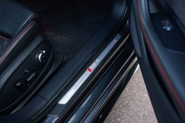Grå Audi RS4 fra 2018