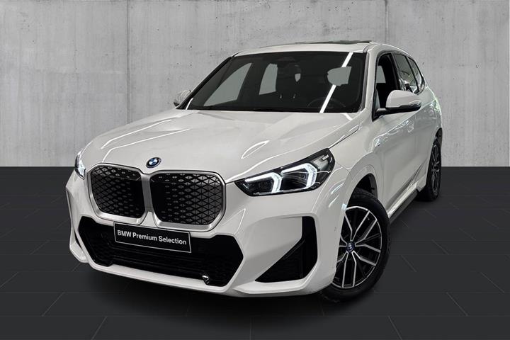 Hvid BMW iX1 fra 2024 set udefra
