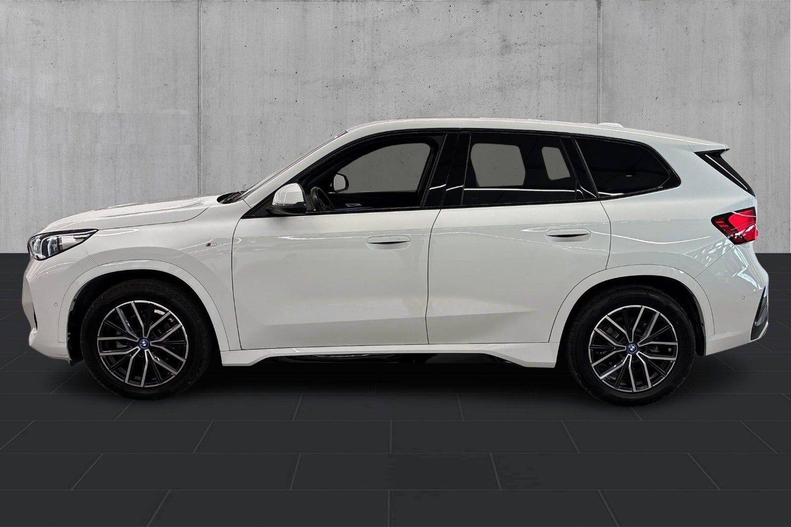 Hvid BMW iX1 fra 2024