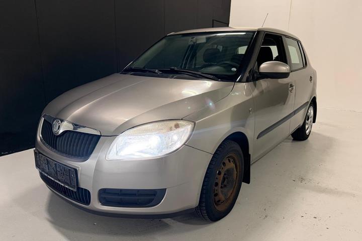 Beige Skoda Fabia fra 2007 set udefra