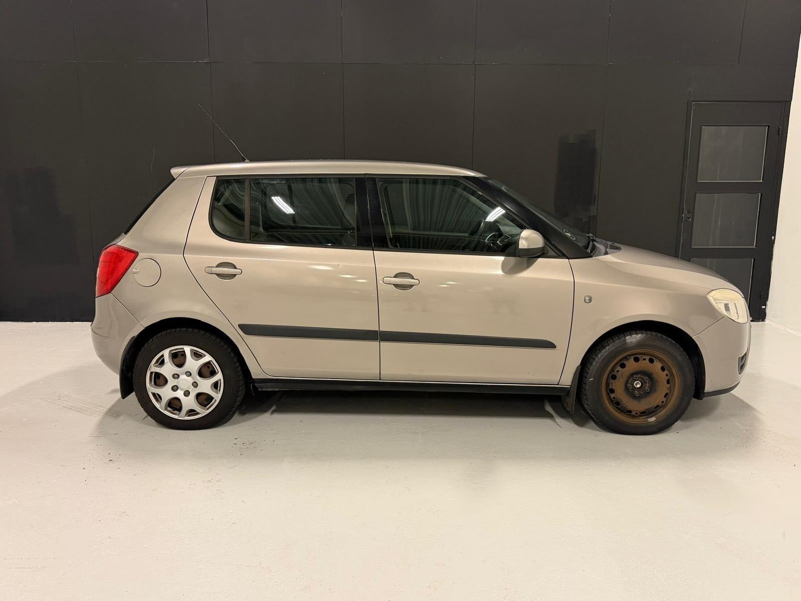 Beige Skoda Fabia fra 2007