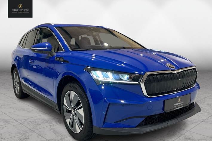 Blå Skoda Enyaq fra 2023 set udefra