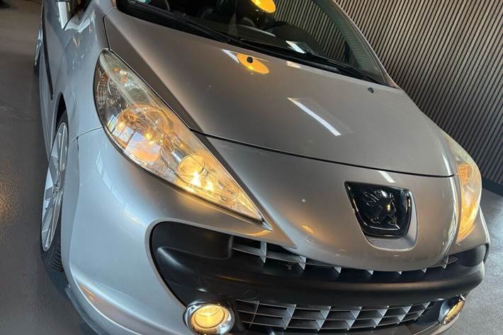 Grå Peugeot 207 fra 2007