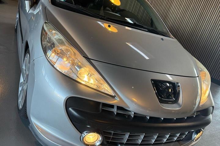 Grå Peugeot 207 fra 2007 set udefra