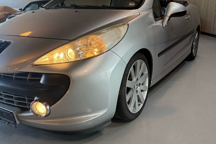 Grå Peugeot 207 fra 2007