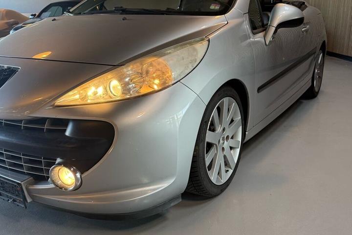 Grå Peugeot 207 fra 2007