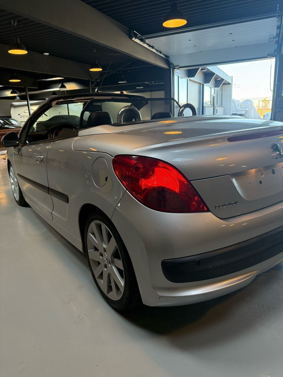 Grå Peugeot 207 fra 2007